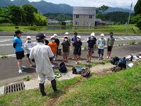 説明を聞く５年生