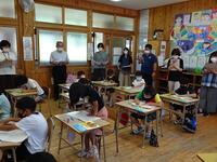 授業を参観する様子