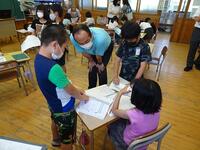 話合いをする児童