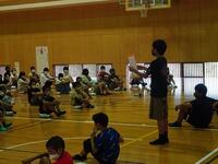 朗詠を聞く児童