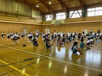 終業式に臨む児童生徒