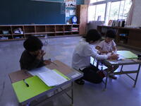 牧水タイムにおける短歌づくりの様子