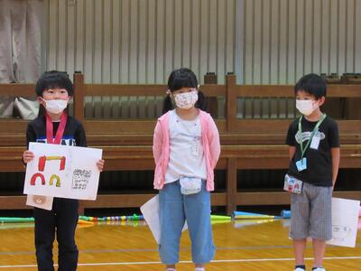 １年生もお礼の発表です。大きな声で自己紹介をしました。