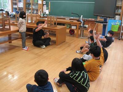 続いて学校フォークラリー。各ポイントには、ミッションを与える先生が待ち構えています。「ここでは、ジェスチャーゲームで楽しんでもらいまーす！」