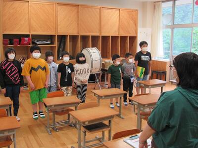 ここでは校歌を元気に歌ってもらいます。窓から外に向けて地域の人に聞こえるように歌いましょう。