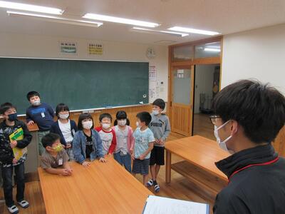 「ここでは、なぞなぞを出します。『子供しか通れない入り口ってなーんだ？』はい、みんなで考えて一斉に答えてくださいね。」