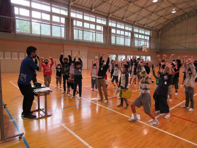 「時間が余ったね。せっかくだから、待っている間にアクティビティをやろう！」