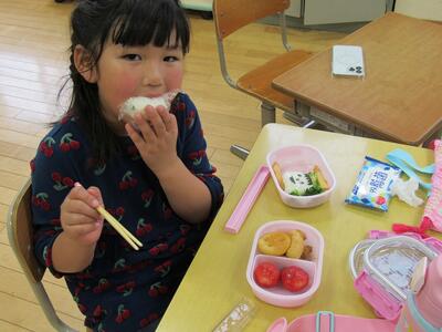 「写真撮っていいよ、校長先生！」「はい、では、しつれいして。」」