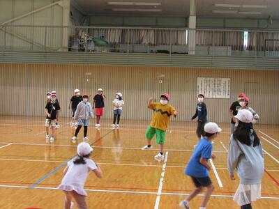 午後は体育館で集団ゲーム！「うっぷ。お弁当とお菓子でお腹パンパンだよ。」」