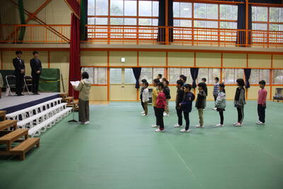 代表児童が新しく来られた先生方に歓迎の挨拶をしました。