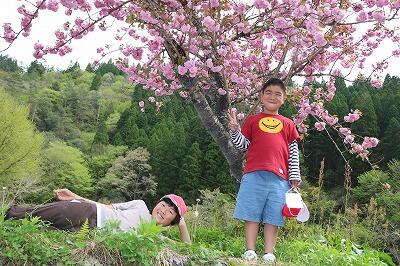 寝転んでポーズ