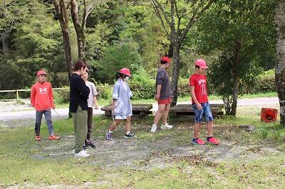 何やら探しています