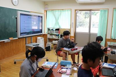 モニターには複数の画面が出ます