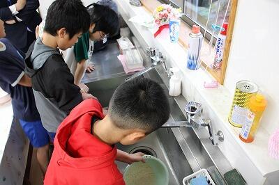 お米をこぼさないように…