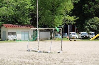 サッカーゴールの上に子どものトレーナーが…