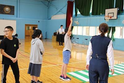 しっかり手を挙げて