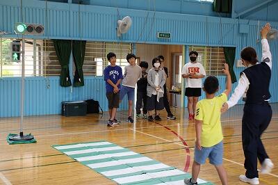 1年生もしっかり手を挙げて渡ります