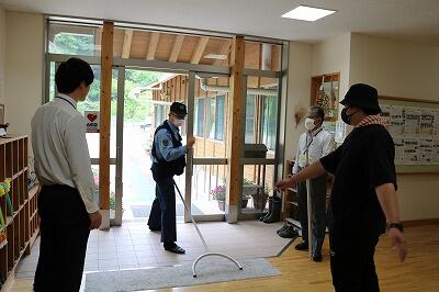 警察官が不審者に扮し、実技指導中です