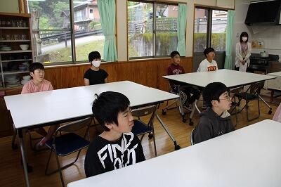 真面目に聞いています