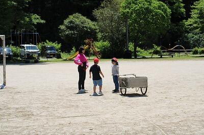 リアカーを引いて片付け中