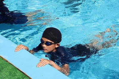 壁に手を置きバタ足練習