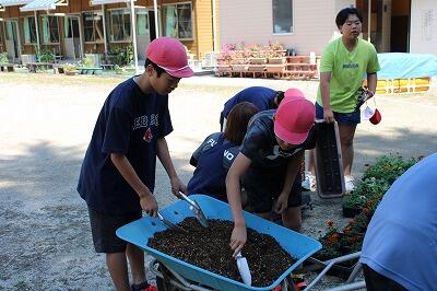 まずは土づくり