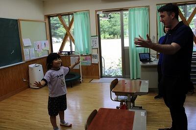 アーロン先生と一緒に英語の歌を歌います