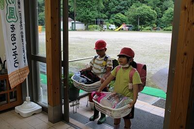 あいにくの雨の中、出発です