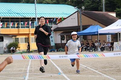 かけっこはおうちの人と競走します