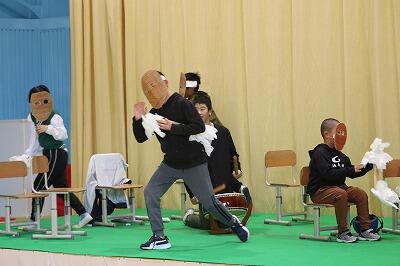 手作りの神楽面を着けての登場です