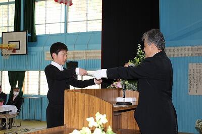 一人一人に卒業証書が手渡されます