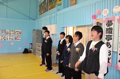 卒業生5人の実に晴れやかな表情です