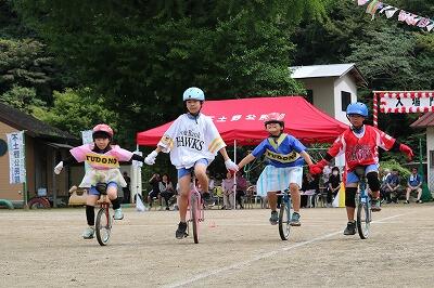 4人で手をつなぎ大きな歓声が上がります