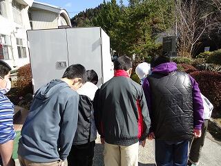 調理員さんに色紙を渡す