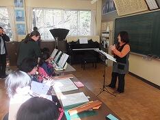 河野先生による音楽指導のようす