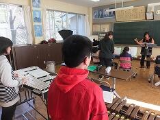 河野先生による音楽指導のようす