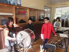 河野先生による音楽指導のようす