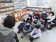 読み聞かせに真剣な子どもたち