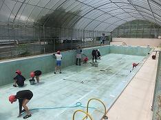 プールそうじのようす