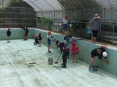 プールそうじのようす