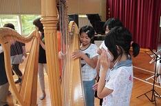ハープなどの楽器をさわらせてもらいました。