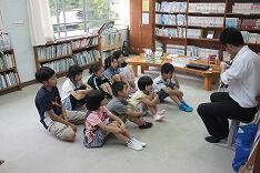 みんな聞き入っています。