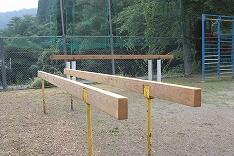 補修の完了した遊具の平行棒