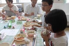 おにぎり作りようす