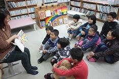 読み聞かせのようす