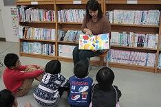 読み聞かせのようす