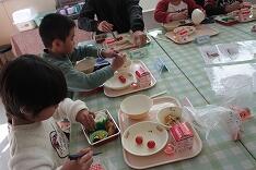 １･２年の弁当詰めのようす