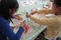 ３･４年の弁当詰めのようす