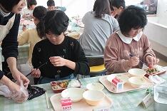 ５･６年の弁当詰めのようす