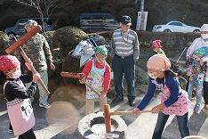 ２･３･４年もちつきのようす
